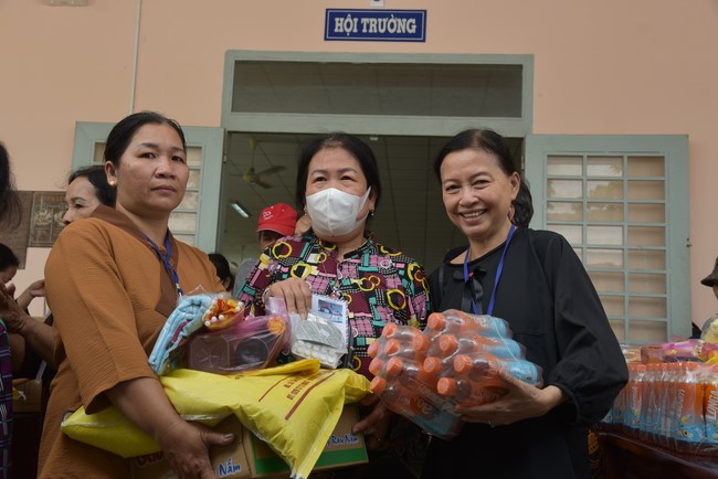 Khám bệnh, cấp thuốc, tặng quà cho đồng bào dân tộc, hộ gia đình có hoàn cảnh khó khăn ở Cần Thơ