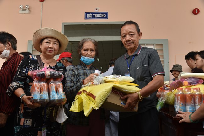 Khám bệnh, cấp thuốc, tặng quà cho đồng bào dân tộc, hộ gia đình có hoàn cảnh khó khăn ở Cần Thơ