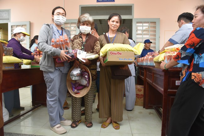 Khám bệnh, cấp thuốc, tặng quà cho đồng bào dân tộc, hộ gia đình có hoàn cảnh khó khăn ở Cần Thơ