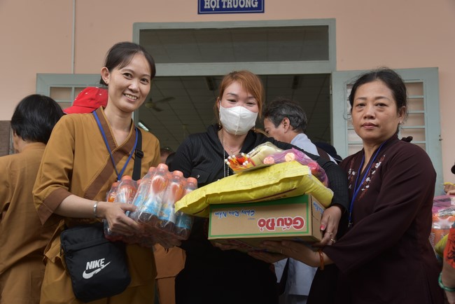 Khám bệnh, cấp thuốc, tặng quà cho đồng bào dân tộc, hộ gia đình có hoàn cảnh khó khăn ở Cần Thơ