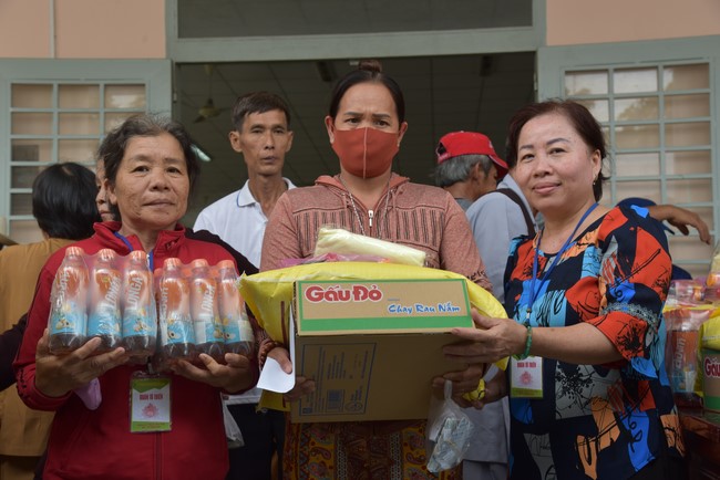 Khám bệnh, cấp thuốc, tặng quà cho đồng bào dân tộc, hộ gia đình có hoàn cảnh khó khăn ở Cần Thơ