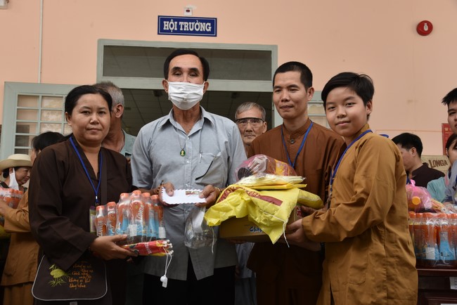 Khám bệnh, cấp thuốc, tặng quà cho đồng bào dân tộc, hộ gia đình có hoàn cảnh khó khăn ở Cần Thơ