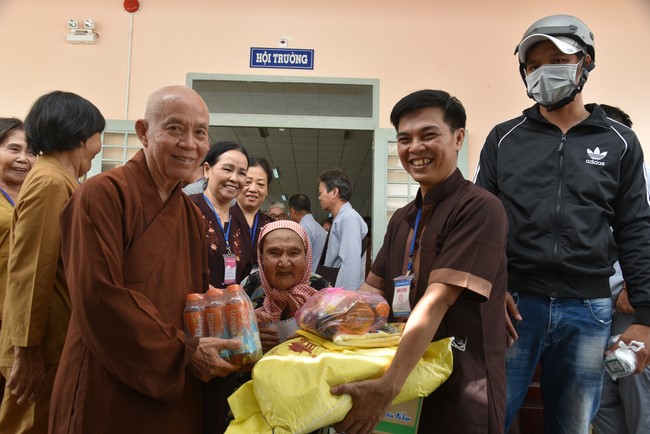 Khám bệnh, cấp thuốc, tặng quà cho đồng bào dân tộc, hộ gia đình có hoàn cảnh khó khăn ở Cần Thơ