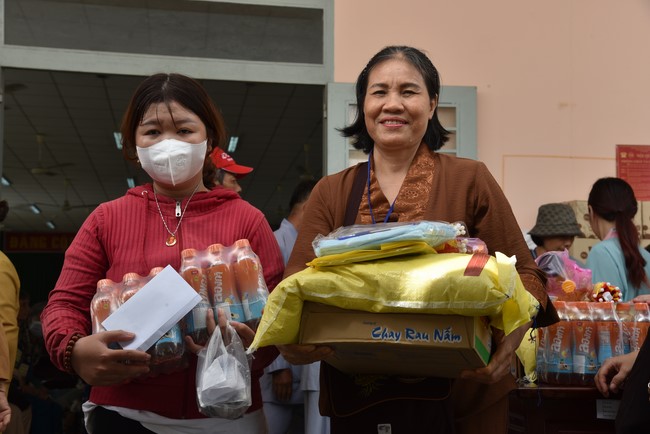 Khám bệnh, cấp thuốc, tặng quà cho đồng bào dân tộc, hộ gia đình có hoàn cảnh khó khăn ở Cần Thơ