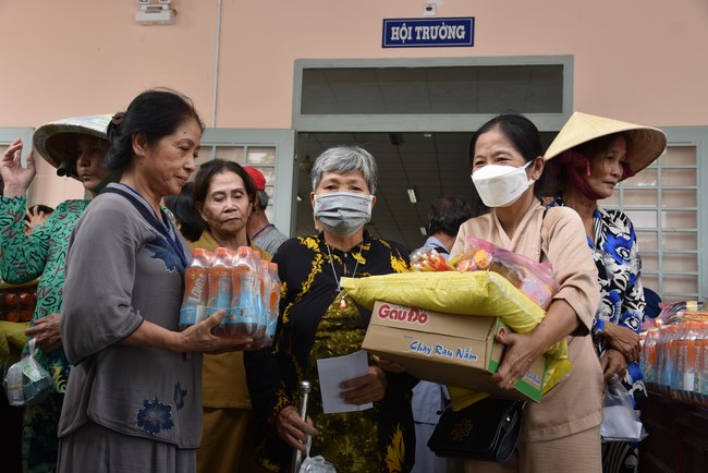 Khám bệnh, cấp thuốc, tặng quà cho đồng bào dân tộc, hộ gia đình có hoàn cảnh khó khăn ở Cần Thơ