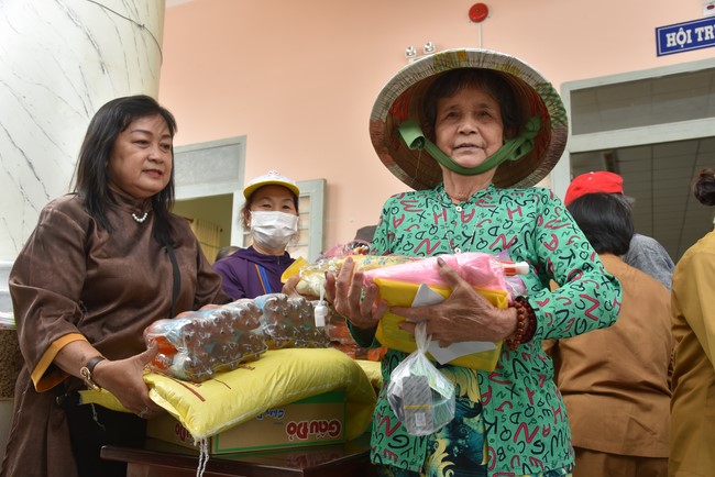 Khám bệnh, cấp thuốc, tặng quà cho đồng bào dân tộc, hộ gia đình có hoàn cảnh khó khăn ở Cần Thơ