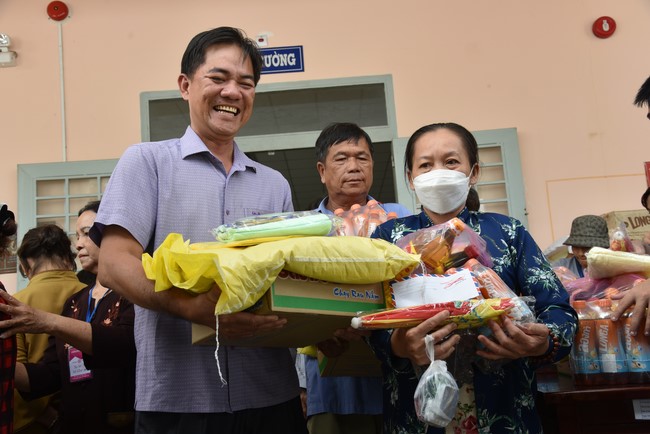 Khám bệnh, cấp thuốc, tặng quà cho đồng bào dân tộc, hộ gia đình có hoàn cảnh khó khăn ở Cần Thơ