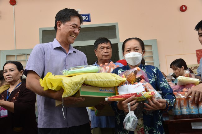 Khám bệnh, cấp thuốc, tặng quà cho đồng bào dân tộc, hộ gia đình có hoàn cảnh khó khăn ở Cần Thơ