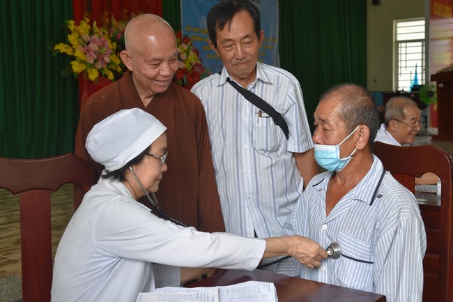 Khám bệnh, cấp thuốc, tặng quà cho đồng bào dân tộc, hộ gia đình có hoàn cảnh khó khăn ở Cần Thơ