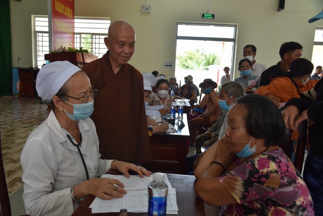 Khám bệnh, cấp thuốc, tặng quà cho đồng bào dân tộc, hộ gia đình có hoàn cảnh khó khăn ở Cần Thơ