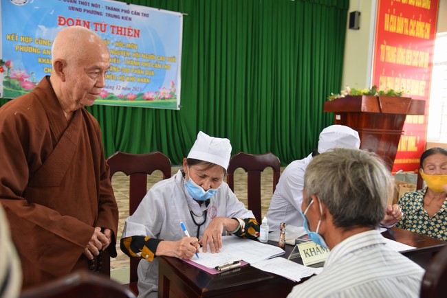 Khám bệnh, cấp thuốc, tặng quà cho đồng bào dân tộc, hộ gia đình có hoàn cảnh khó khăn ở Cần Thơ