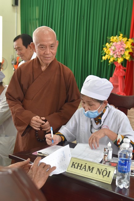 Khám bệnh, cấp thuốc, tặng quà cho đồng bào dân tộc, hộ gia đình có hoàn cảnh khó khăn ở Cần Thơ