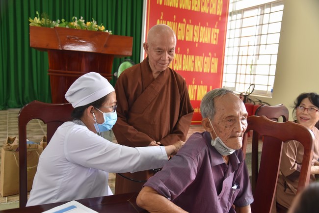 Khám bệnh, cấp thuốc, tặng quà cho đồng bào dân tộc, hộ gia đình có hoàn cảnh khó khăn ở Cần Thơ