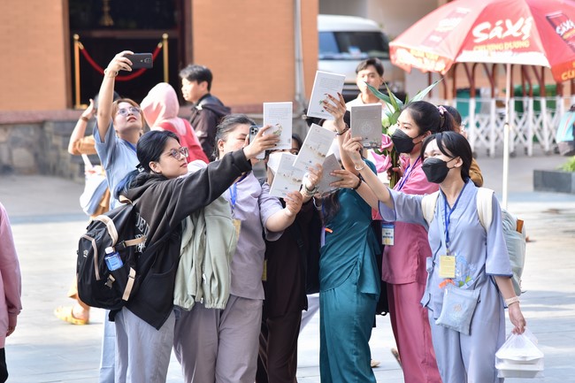 The temple protecting the nation's soul Retreat of Nhan Sinh Club.