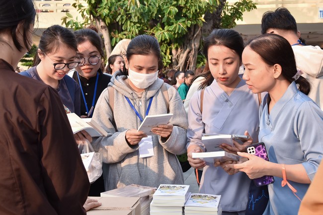 The temple protecting the nation's soul Retreat of Nhan Sinh Club.