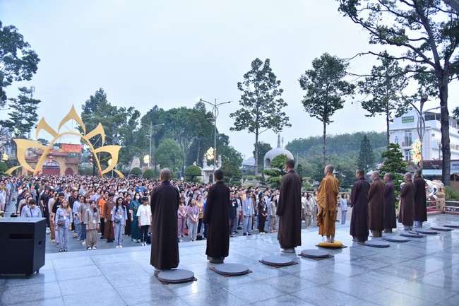 The temple protecting the nation's soul Retreat of Nhan Sinh Club.