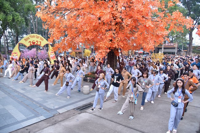 The temple protecting the nation's soul Retreat of Nhan Sinh Club.