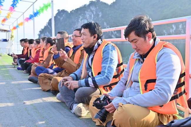 Visit Quynh Nhai spiritual complex and Da River Hydroelectric Lake in the fifth day of propagation trip in the Northern