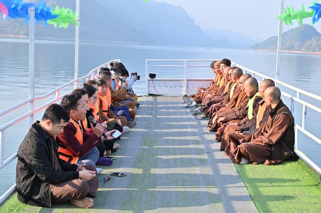 Visit Quynh Nhai spiritual complex and Da River Hydroelectric Lake in the fifth day of propagation trip in the Northern