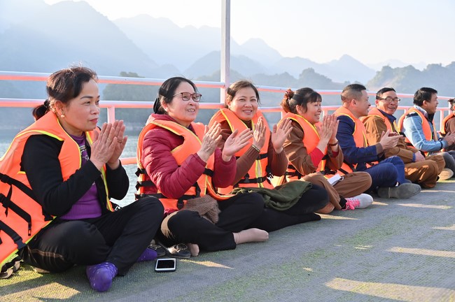 Visit Quynh Nhai spiritual complex and Da River Hydroelectric Lake in the fifth day of propagation trip in the Northern