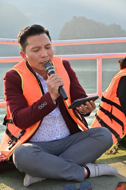 Visit Quynh Nhai spiritual complex and Da River Hydroelectric Lake in the fifth day of propagation trip in the Northern