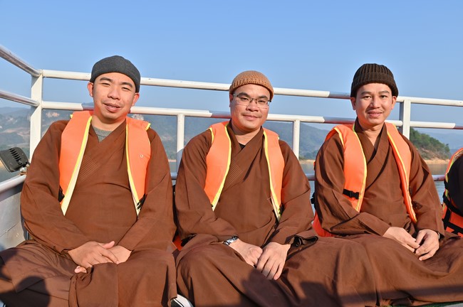 Visit Quynh Nhai spiritual complex and Da River Hydroelectric Lake in the fifth day of propagation trip in the Northern