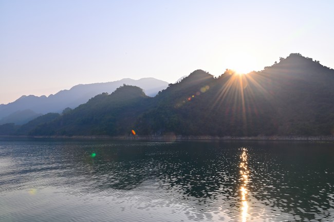 Visit Quynh Nhai spiritual complex and Da River Hydroelectric Lake in the fifth day of propagation trip in the Northern