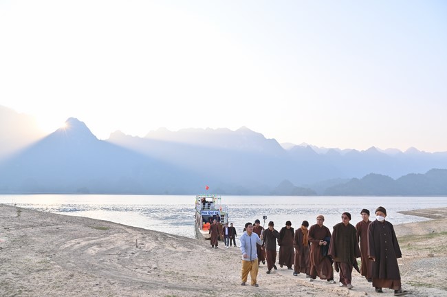 Visit Quynh Nhai spiritual complex and Da River Hydroelectric Lake in the fifth day of propagation trip in the Northern