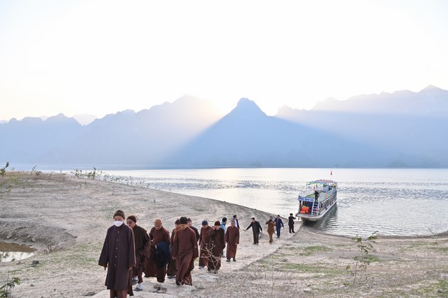 Visit Quynh Nhai spiritual complex and Da River Hydroelectric Lake in the fifth day of propagation trip in the Northern