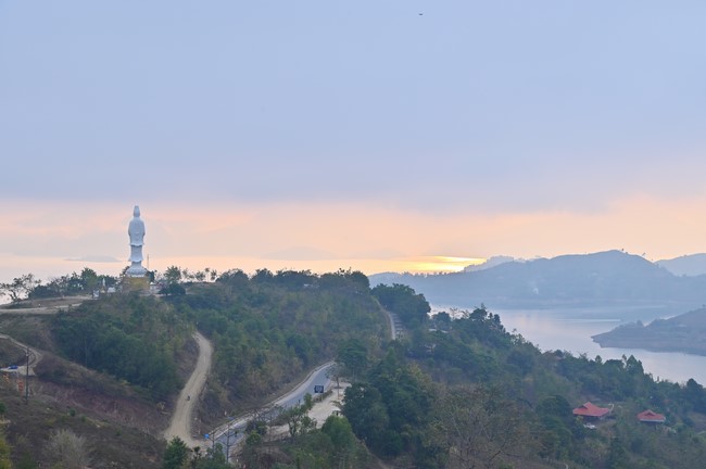 Visit Quynh Nhai spiritual complex and Da River Hydroelectric Lake in the fifth day of propagation trip in the Northern