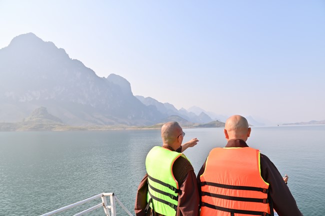 Visit Quynh Nhai spiritual complex and Da River Hydroelectric Lake in the fifth day of propagation trip in the Northern
