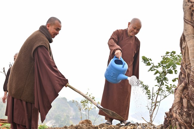 Visit Quynh Nhai spiritual complex and Da River Hydroelectric Lake in the fifth day of propagation trip in the Northern