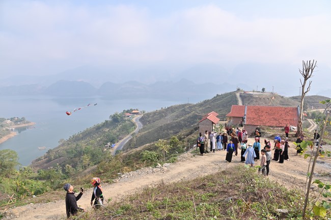 Visit Quynh Nhai spiritual complex and Da River Hydroelectric Lake in the fifth day of propagation trip in the Northern