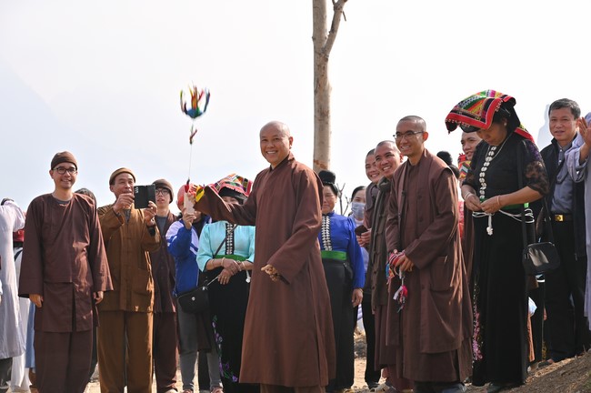 Visit Quynh Nhai spiritual complex and Da River Hydroelectric Lake in the fifth day of propagation trip in the Northern
