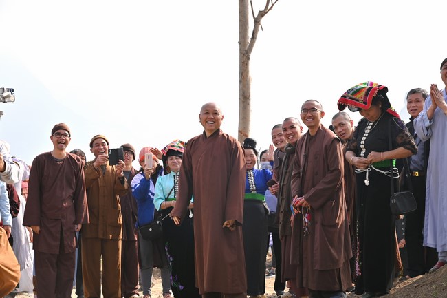 Visit Quynh Nhai spiritual complex and Da River Hydroelectric Lake in the fifth day of propagation trip in the Northern
