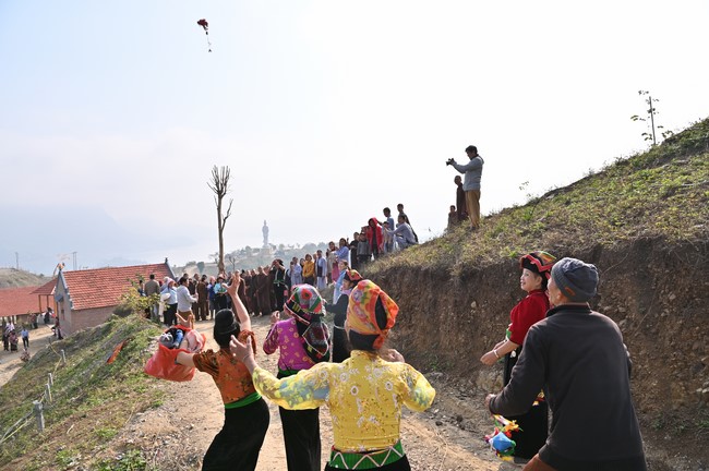 Visit Quynh Nhai spiritual complex and Da River Hydroelectric Lake in the fifth day of propagation trip in the Northern