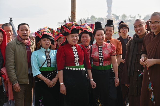 Visit Quynh Nhai spiritual complex and Da River Hydroelectric Lake in the fifth day of propagation trip in the Northern