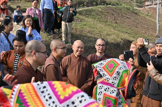 Visit Quynh Nhai spiritual complex and Da River Hydroelectric Lake in the fifth day of propagation trip in the Northern