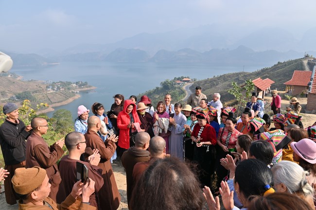 Visit Quynh Nhai spiritual complex and Da River Hydroelectric Lake in the fifth day of propagation trip in the Northern