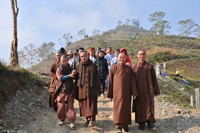 Visit Quynh Nhai spiritual complex and Da River Hydroelectric Lake in the fifth day of propagation trip in the Northern