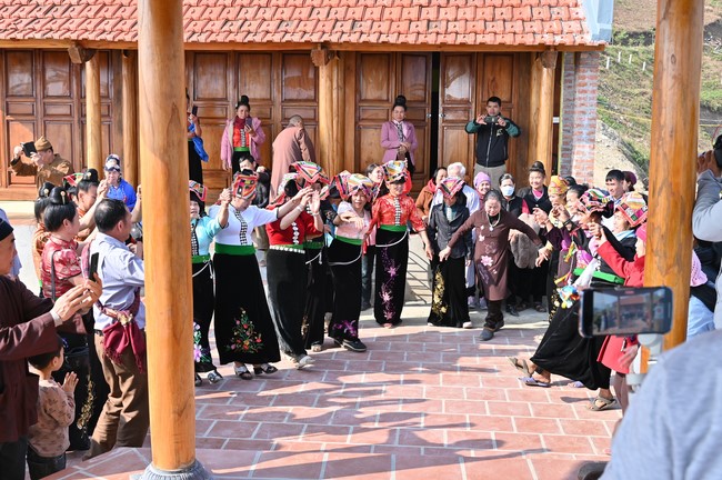 Visit Quynh Nhai spiritual complex and Da River Hydroelectric Lake in the fifth day of propagation trip in the Northern