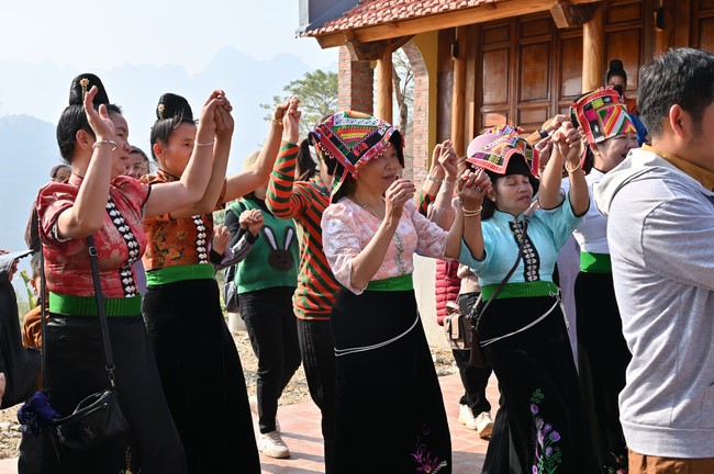 Visit Quynh Nhai spiritual complex and Da River Hydroelectric Lake in the fifth day of propagation trip in the Northern