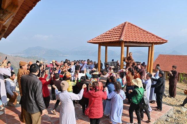 Visit Quynh Nhai spiritual complex and Da River Hydroelectric Lake in the fifth day of propagation trip in the Northern