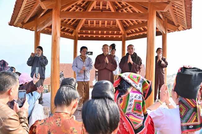 Visit Quynh Nhai spiritual complex and Da River Hydroelectric Lake in the fifth day of propagation trip in the Northern