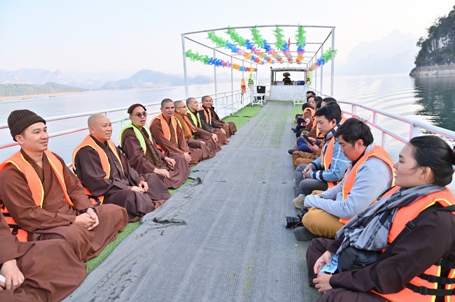 Visit Quynh Nhai spiritual complex and Da River Hydroelectric Lake in the fifth day of propagation trip in the Northern