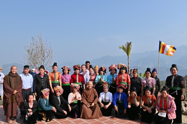 Visit Quynh Nhai spiritual complex and Da River Hydroelectric Lake in the fifth day of propagation trip in the Northern