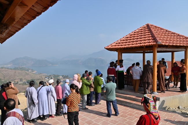 Visit Quynh Nhai spiritual complex and Da River Hydroelectric Lake in the fifth day of propagation trip in the Northern