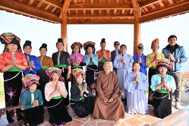 Visit Quynh Nhai spiritual complex and Da River Hydroelectric Lake in the fifth day of propagation trip in the Northern