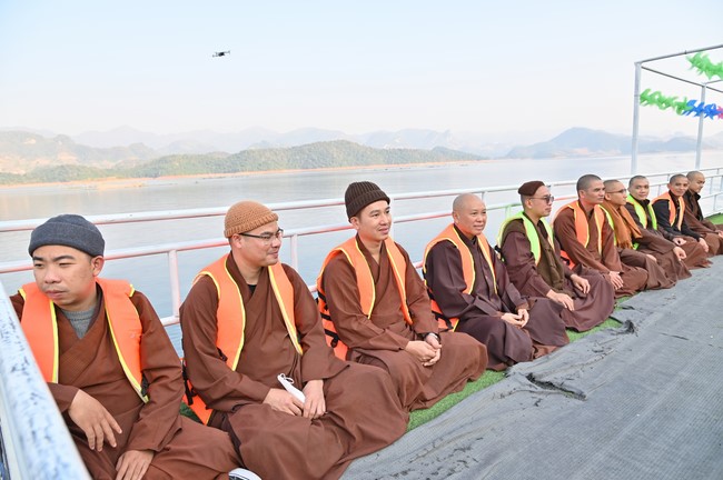 Visit Quynh Nhai spiritual complex and Da River Hydroelectric Lake in the fifth day of propagation trip in the Northern