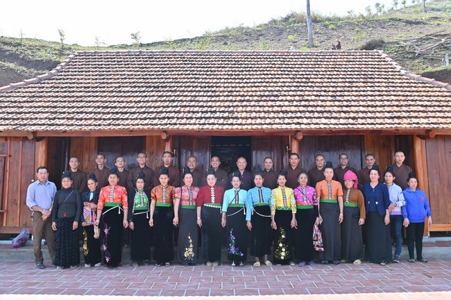 Visit Quynh Nhai spiritual complex and Da River Hydroelectric Lake in the fifth day of propagation trip in the Northern